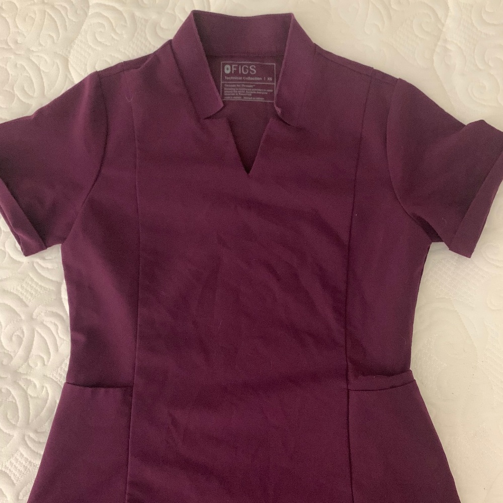 Figs Women's XS Inala scrub top in purple shadow